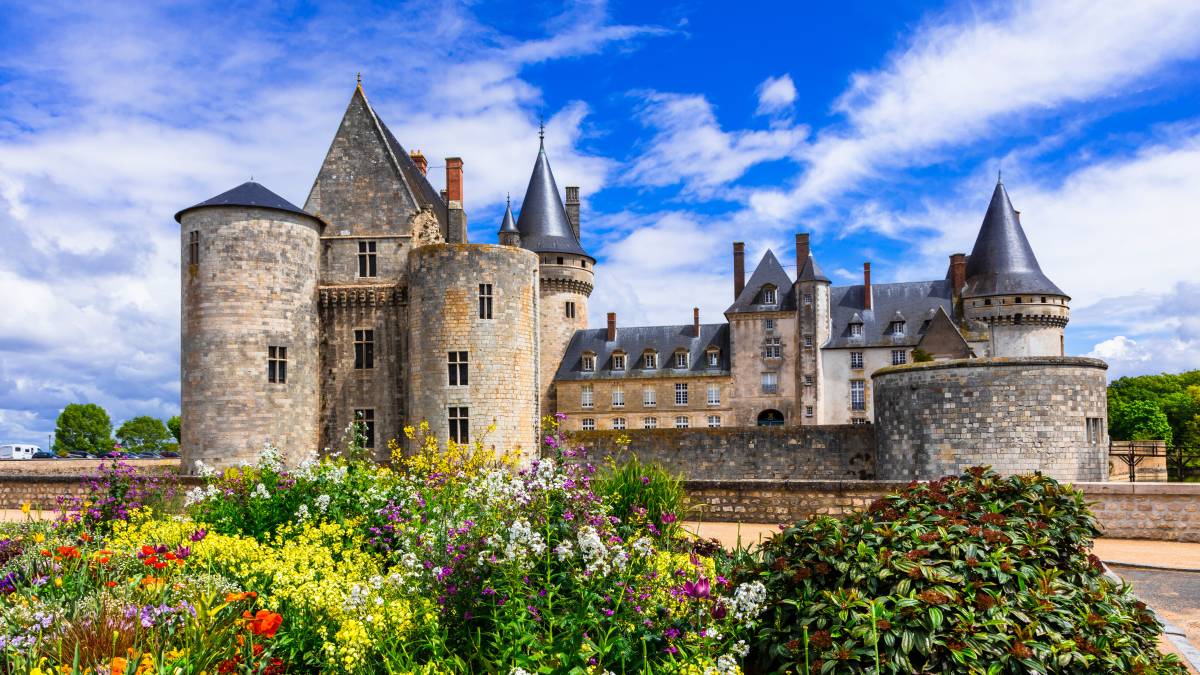 Beautiful-medieval-castle-Sully-sul-Loire.-famous-Loire-valley-river-France